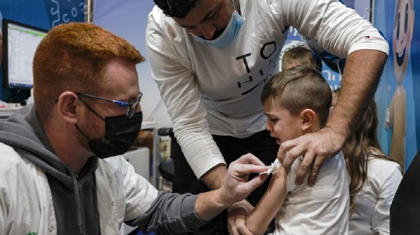 Vacunar a niños contra COVID es beneficioso pero poco urgente