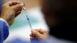 Especialistas: Promover la cuarta dosis de vacuna no es la solución frente a ómicron