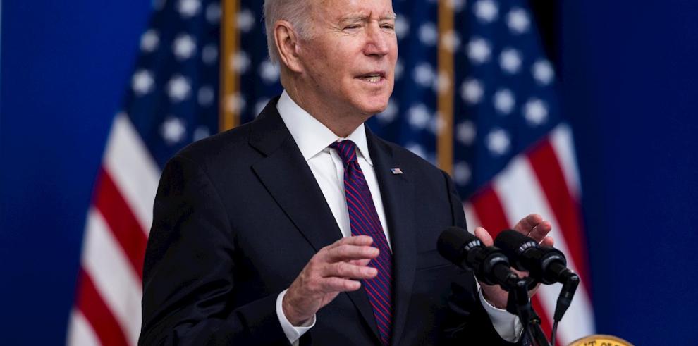 Biden urge a defender la democracia ya que "no ocurre por accidente"