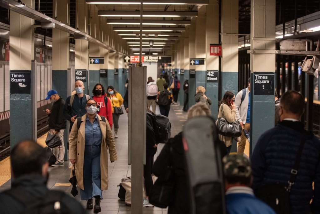 Alcalde de NY anuncia incentivo de 100 dólares por dosis de refuerzo