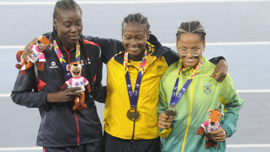 Cali, Colombia. – La dominicana Fiordaliza Cofil se alzó con la medalla de oro de los 400 metros lisos, mientras que su compatriota Marysabel Senyu, en salto alto, logró la presea de plata, en el marco de la jornada de ayer de los Primeros Juegos Panamericanos Juveniles Cali Valle 2021. Con las actuaciones de ambas atletas, la República Dominicana mejoró su posición en el cuadro de medallas de la justa continental y ahora suma un total de 16, incluidas cuatro de oro, cinco de plata y siete de bronce. Para conseguir el oro, Cofil hizo un sprint en los últimos 100 metros que le permitió cruzar la meta en 52.10 segundos, con lo que, además, alcanzó la clasificación para los Juegos Panamericanos que tendrán lugar en Santiago de Chile en el 2023. “Cada entrenamiento que hago es para demostrarlo en estos momentos. El trabajo es lo más importante; por eso pude cerrar la carrera así de fuerte”, manifestó Cofil, quien así se expresó: “Sigo concentrada en las pruebas que me faltan, pero es muy importante para mi carrera la clasificación a los Juegos Panamericanos”. El segundo lugar y medalla de plata fue para Martina Weil Restrepo, de Chile, quien hizo un tiempo de 52.35 segundos, y el bronce recayó sobre Tiffani Beatriz Domingos Silva, de Brasil, quien recorrió la distancia en 52.67 segundos. Cofil tomó doble protagonismo porque también se clasificó a la final de los 200 metros lisos, junto a la también quisqueyana Lirangi Alonso Tejeda. Ambas estarán en la final de la especialidad. De su lado, Senyu logró un salto de 1.81 metros para quedarse con el metal de segundo lugar. La saltadora hizo tres centésimas menos que su marca (1.84 metros). La medalla de oro fue para la colombiana Jennifer Rodríguez Carvajal, quien facturó una altura de 1.90 metros, en tanto que el bronce lo ganó Arieli Monteiro Rodrigues, de Brasil, con 1.76 metros. Otros resultados de la jornada La selección dominicana de voleibol femenino venció a su eterno rival de Puerto Rico con pizarra de 3-0 (25-16, 25-15, 25-21) y mantuvo vivas sus posibilidades de alcanzar una medalla. Madeline Guillén, la Jugadora Más Valiosa de la Copa Panamericana Sub-23, realizada en Aguascalientes, México en agosto de este año, anotó 21 puntos ante un equipo boricua sin respuestas defensivas que pudieran detener a su contario Se recuerda que en su debut, el pasado miércoles, el plantel dominicano sufrió un duro revés ante Perú, país del que no perdía desde hacía 14 años en ninguna categoría. ¨Las Princesas¨, como se les llama, tienen un crucial partido esta tarde, a partir de las 2:30 (3:30 hora dominicana) contra Brasil, que lidera con foja de 2-0. Tenis concluye actuación La pareja dominicana integrada por Ana Zamburek y Alejandro Gandini cayó derrotada ante la dupla peruana conformada por Lucciana Pérez y Chistopher Sam Li con marcador de 6-4, 6-4 en los cuartos de final, evento de dobles mixtos del torneo de tenis que se celebra en las canchas de arcilla del Club Campestre de esta ciudad. Ante el resultado obtenido, Zamburek y Gandini quedaron eliminados y se dio por terminada la participación quisqueyana en esta disciplina en Cali 2021. Luchadora queda eliminada La dominicana Yailin Michel Jiménez quedó fuera del medallero del torneo de lucha estilo libre, al perder por 5-9 ante la venezolana Mayra Alejandra Parra Álvarez en el primer combate de los cuartos de final de la categoría 57 kilos femeninos. Jiménez tenía la opción de pasar por el repechaje por el bronce, en caso de que la venezolana ganara su pelea de semifinal, pero cayó 1-4 ante la cubana Yaynelis Sanz Perdecia. Remo, primer lugar prueba B Roderlin Rosario y Francisco Nova ocuparon el primer lugar en la modalidad doble remo corto, en la prueba B de las competencias de remo celebradas en el Lago Calima. La pareja dominicana hizo el mejor tiempo de la especialidad con tiempo de 7 minutos, 39 segundos y 98 centésimas, superando a la representación de Venezuela, que arribó segundo con 7:43.27, mientras que Colombia ocupó el tercer peldaño con 8:30.30. Al ser la prueba B, la modalidad doble remo corto no otorgó medalla. De todos modos, ese primer lugar de la prueba B coloca al dueto quisqueyano en el séptimo lugar del ranking mundial.