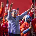 El chavismo y la oposición miden su fuerza en multitudinarias marchas en cierre de campaña