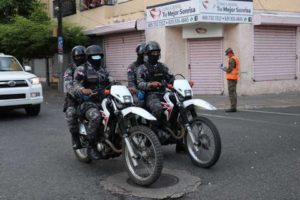 El director general de la Policía Nacional, mayor general Eduardo Alberto Then, dispuso el incremento del patrullaje preventivo y las labores de inteligencia en todas las arterias comerciales del país previo, durante y después de la celebración del “Viernes Negro” (Black Friday). De igual forma, el mayor general Alberto Then instruyó al personal bajo su mando para que adopten las medidas que permitan cumplir los protocolos sanitarios de prevención de contagio del coronavirus. “El objetivo es fortalecer la prevención y aumentar los niveles de seguridad durante la celebración del viernes negro (Black Friday)”, precisa el director general de la institución del orden. Mediante la designación de una directiva de trabajo, el director general de la Policía dispuso que sean desarrolladas operaciones coordinadas entre el patrullaje preventivo y las direcciones de Inteligencia e Investigaciones Criminales. Tránsito Mientras que a través de la Dirección General de Seguridad de Tránsito y Transporte Terrestre (DIGESETT) tendrá la responsabilidad de prevenir la ocurrencia de accidentes de tránsito y mantener controlado el flujo vehicular durante el desplazamiento de ciudadanos hacia los centros comerciales a realizar sus compras y de regreso a sus respectivos hogares.