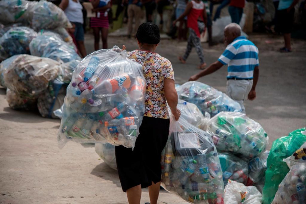 El ministro de Industria, Comercio y mipymes, Víctor Bisonó, dijo que el proyecto está avanzado en su primera etapa y contempla creación del Instituto del Caucho y el Plástico Dominicano Colombia y República Dominicana implementan un acuerdo que dará un gran empuje al reciclaje de plásticos en el país. Los detalles de esa iniciativa fueron dados a conocer por el ministro de Industria, Comercio y Mipymes, Víctor Bisonó; el viceministro de Desarrollo Industrial del MICM y secretario general interino del Consejo Dominicano para la Calidad, Fantino Polanco; el director general del Instituto Dominicano para la Calidad (Indocal), Lorenzo Ramírez, y el director ejecutivo del Organismo Dominicano para la Acreditación (ODAC), Ángel David Taveras Difó, durante su participación como invitados en el Encuentro Económico de HOY. El ministro Bisonó expresó que el MICM está muy enfocado en el tema del reciclaje y por eso firmó un acuerdo con el Gobierno de Colombia para el financiamiento de un proyecto para el manejo de los desechos plásticos. Bisonó explicó que el proyecto está avanzado en su primera etapa y contempla la creación del Instituto del Caucho y el Plástico Dominicano, lo que permitirá el procesamiento para la reutilización de esos materiales. El funcionario dijo que el tema del reciclaje va de la mano con la política de todas las instituciones que están bajo la sombrilla del Ministerio de Industria, Comercio y Mipymes. Por eso desde el inicio de su gestión en esa entidad pública asumió el plan Nueva Vida para los Residuos (NUVI) de la Asociación de Industrias de la República Dominicana (AIRD), que tiene por misión y finalidad liderar los objetivos de economía circular y apoyar los sistemas integrados de gestión de residuos para su valorización en el país. De su lado, el viceministro de Desarrollo Industrial del MICM y secretario general interino del Consejo Dominicano para la Calidad dijo ya el Gobierno colombiano tiene un instituto del plástico desde 1995, lo que le ha permitido una producción de plástico a través del reciclaje. Polanco agregó que dada esa experiencia, la nación sudamericana brindará a República Dominicana su cooperación y asistencia técnica. Adelantó que próximamente se graduarán 45 técnicos dominicanos en el manejo de reciclajes de plásticos. Agregó que se espera que en el primer o segundo trimestre del próximo año se entre en función el Instituto del Caucho y el Plástico Dominicano. Resaltó que la meta que se ha planteado es establecer para el 2024 un 100% las condiciones para que en el país exista la tecnología, capacidad instalada y el capital humano desarrollado para el tema del reciclaje de plásticos.