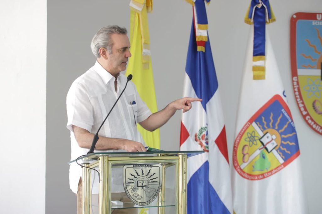 Sobre las soluciones de agua potable y alcantarillados dijo que es el gran reto de estas sociedades y que en ese sentido, se han dado más recursos a INAPA de lo que jamás había recibido esa institución a fin de garantizar las mejoras que merece la población. Destacó que en las próximas dos semanas el agua va a mejorar sustancialmente en Barahona, donde se trabajará en la colocación de nuevas redes con una inversión superior a los 400 millones de pesos. Dijo esperar que antes de finalizar el año, los Cluster envíen a través del Ministerio de Economía, Planificación y Desarrollo y la supervisión y adecuación de ideas del Ministerio de Turismo. "Estoy dispuesto con ustedes, con todos los Cluster cuando ya tengamos todas las ideas y los presupuestos, firmar un acuerdo-compromiso de lo que haría el Gobierno y lo que harían ustedes para consolidar el desarrollo turístico en cada una de sus provincias", aseguró El rector de UCATEBA, reverendo Padre Marco Antonio Pérez, bendijo el acto. La gobernadora de Barahona, Dionis Maribel González, tuvo a su cargo la bienvenida del acto y resaltó el deseo del presidente Abinader de lograr que esta provincia logre su desarrollo. Acompañaron al mandatario el ministro de Proyectos Estratégicos y Programas Especiales de la Presidencia (Propeep), Neney Cabrera; la ministra sin Cartera, Geanilda Vásquez y el director de los Comedores Económicos, Edgar Féliz.