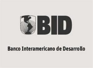 Santo Domingo, RD. El Directorio del Banco Interamericano de Desarrollo (BID) aprobó esta semana cinco operaciones por un monto de US$1.800 millones para impulsar políticas y programas de sostenibilidad e inclusión en Bahamas, Brasil y República Dominicana. Los fondos también ayudarán a fortalecer la integración económica de los países de la Cuenca del Plata. Estos recursos apoyarán a la estabilidad macroeconómica, el ordenamiento territorial y la gestión de recursos hídricos de Barbados. Asimismo, contribuirán a la resiliencia climática, productividad agropecuaria y acceso a los servicios de agua y saneamiento de Brasil. Además, mejorarán las condiciones de vida de poblaciones vulnerables de República Dominicana. Como parte de estos fondos, se aprobó una línea de crédito por US$300 millones para infraestructura sostenible, facilitación de comercio e intervenciones en zonas de frontera en los territorios de Argentina, Bolivia, Brasil, Paraguay y Uruguay, los países que conforman la Cuenca del Plata. Operaciones y montos aprobados por país/área geográfica: República Dominicana. Un préstamo US$100 millones mejorará las condiciones de vida de la población vulnerable del país a través de transferencias monetarias condicionadas en salud y educación. El programa se centra en mejorar la red de protección social, introduciendo innovaciones en el Sistema Único de Beneficiarios para la identificación de usuarios. Además, apoyará la inserción laboral de los beneficiarios del programa Supérate en el sector de cuidados y la compra de dispositivos de apoyo para la población con discapacidad. Barbados. Un préstamo de US$100 millones ayudará a mantener un entorno macroeconómico estable y profundizará reformas que incluyen el marco regulatorio para el ordenamiento territorial, el manejo de los impactos de las actividades de desarrollo y la gestión de los recursos hídricos, entre otras. La población total de Barbados, aproximadamente 285.000 personas, se beneficiará del programa. Brasil. El BID aprobó dos operaciones para Brasil por un monto total de US$1.300 millones que representan casi el 70% del total de los recursos aprobados esta semana. La primera consiste en una línea de crédito por US$1.200 millones para mejorar la productividad y resiliencia del sector agropecuario, los ingresos de los productores y el acceso a infraestructura y servicios básicos en el área rural brasileña. La primera operación bajo la línea, por US$230 millones, apoyará a la Región Nordeste del país en sus esfuerzos hacia un sector agropecuario más sostenible y competitivo. El segundo crédito para Brasil es un préstamo por US$100 millones para financiar proyectos de agua potable, alcantarillado sanitario y tratamiento de aguas residuales en el área metropolitana de Belén, en el estado de Pará. El programa beneficiará a cerca de 407,000 hogares con conexiones nuevas o mejoradas de estos servicios, lo que ayudará a mejorar las condiciones de salubridad. Cuenca del Plata. La línea de crédito de US$300 millones para la Cuenca del Plata arranca con la aprobación de una primera operación individual por US$100 millones. Esta tiene como objetivo mejorar el desempeño logístico y la infraestructura de transporte, el desarrollo urbano de las zonas de frontera y fortalecer las capacidades del Fondo Financiero para el Desarrollo de la Cuenca del Plata (FONPLATA), entidad prestataria y responsable de la ejecución de los recursos. La Cuenca del Plata comprende las cuencas de los ríos de la Plata, Paraguay, Paraná y Uruguay, y abarca una población de cerca de 130 millones de habitantes. Los sectores de hidrocarburos, minerales, agropecuario, agroindustrial y comercio ubicados en la Cuenca generan casi el 80% del Producto Interno Bruto (PIB) de Argentina, Bolivia, Brasil, Paraguay y Uruguay.