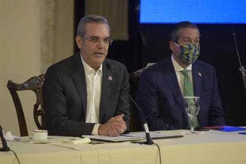 Santo Domingo, RD El presidente Luis Abinader anunció hoy el programa de "Gestión Integral de Residuos Sólidos", el cual comenzará a ser ejecutado a partir del próximo año y se extenderá hasta el 2023. El mandatario informó que tendrá un costo de aplicación de unos 13,290 millones de pesos, los cuales serán financiados a través de un Fideicomiso Público-Privado. "De esta suma total, el Fideicomiso y el Poder Ejecutivo serán responsables de financiar el 16.2%, es decir, 2,158 Millones de pesos y el resto será financiado por el sector privado, con una inversión de 11,132 Millones", explicó el mandatario. La Gestión Integral de Residuos Sólidos será presidida por el Ministerio de Medio Ambiente y Recursos Naturales, de acuerdo a lo establecido en la Ley 225-20 y servirá de instrumento fundamental "para solucionar la problemática que representa el manejo de los residuos sólidos en el país". Durante el acto, el presidente Abinader indicó que, entre otras cosas, con el funcionamiento de este mecanismo se gestionarán los fondos necesarios para la construcción y readecuación de sitios de disposición final que cumplan estándares óptimos con la finalidad de mitigar los efectos contra el medio ambiente y en consecuencia garantizar la salud de la población. “Siempre actuamos de la misma manera; analizamos, estudiamos, proponemos y ejecutamos. Nuestro país hereda muchos problemas, pero todos tienen solución si existe vocación política de superarlos. Y ese es nuestro propósito. Este gobierno busca soluciones. Este gobierno arregla problemas”, manifestó el jefe de Estado. Durante la actividad el ministro de Medio Ambiente, Orlando Jorge Mera, destacó que el objeto de este fideicomiso es operar y gestionar el fondo destinado a la gestión integral de residuos sólidos, gestionar adecuadamente los montos recaudados provenientes de la contribución especial, efectuar los pagos a los operadores de las estaciones de transferencia, vertederos y rellenos sanitarios a nivel nacional, y realizar los aportes aprobados por el Consejo Directivo del Fideicomiso, a personas jurídicas o entidades vinculadas a las actividades relacionadas con la gestión integral de residuos sólidos. "Al iniciar los trabajos de este Fideicomiso Público Privado, ratifico que, en cumplimiento de la Constitución y la ley, iniciamos el antes y el después, para que las futuras generaciones se sientan orgullosas de la obra iniciada y ejecutada por el gobierno del cambio para su beneficio", resaltó Jorge Mera. El comunicado oficial señala que la Dirección Ejecutiva del Fideicomiso Público- Privado para la Gestión Integral de los Residuos Sólidos, en esta primera etapa, presentará 20 iniciativas de proyectos con la finalidad de disminuir el impacto negativo causado por el "mal manejo" de los residuos sólidos en la República Dominicana. También se indicó que mediante todo el proceso de puesta en marcha y ejecución de las iniciativas, se estima que se generarán aproximadamente 16,000 empleos directos y 4,000 indirectos, entre áreas técnicas y operativas. Además, fue presentado Armando Paíno Henríquez D. como director ejecutivo del Fideicomiso Público-Privado para la Gestión Integral de Residuos Sólidos, quien se comprometió a trabajar apegado a lo dispuesto por la Ley 225-20. Henríquez informó que las 20 iniciativas de proyecto presentadas están pautadas a ejecutarse en el período 2022 -2023, y su finalidad es promover políticas públicas a favor del medio ambiente y del ciudadano, y al mismo tiempo lograr que la población se comprometa y se empodere con el cuidado de su entorno.