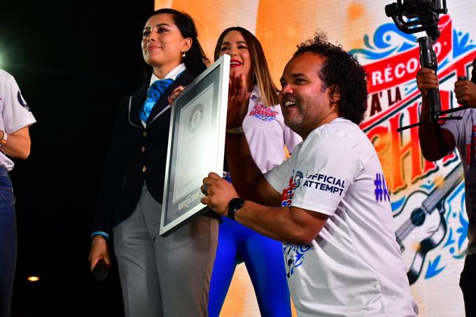 República Dominicana se coronó la noche de este sábado con el “Un Récord pa` la Bachata”, ganando el título Guinness de mayor número de parejas bailando bachata simultáneamente. A ritmo del tema “Pena por ti” de Luis Segura, 500 parejas bailaron por cinco minutos ininterrumpidos en la avenida George Washington para ganar el reconocimiento mundial.