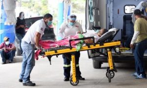 Santo Domingo. – El Ministerio de Salud Pública reportó este viernes cuatro muertes por Covid-19, de las cuales dos se registraron en las últimas 24 horas, así como 372 nuevos casos. De cuerdo al boletín #631 emitido por la Dirección General de Epidemiología, hasta el momento en el país han fallecido un total de 4,218 por la enfermedad desde que inició la pandemia, con una letalidad en 1.03 por ciento y la mortalidad por millón de habitantes situada en 403.69; mientras que están activos 1,749 casos, con 409,862 registrados, 2,086,489 casos sospechosos descartados y 403,895 pacientes recuperados de la enfermedad. Señala que en el día de ayer se procesaron 6,417 muestras de SARS COV-2, de las que 372 resultaron positivos, y cuatro defunciones, pero aclara que solo dos corresponden a las últimas 24 horas. La Dirección General de Epidemiología explica que de las 2,261 camas COVID con las que cuenta la Red Hospitalaria, 287 están ocupadas, para un 13 por ciento, de las 585 camas de la Unidad de Cuidados Intensivos (UCI) de que dispone el sistema para pacientes afectados por la enfermedad 116 están ocupadas, lo que representa un 20 por ciento. En tanto que, de un total de 492 ventiladores del sistema 85 personas están conectadas, para un 17 por ciento. DIGEPI detalla que en el país se hicieron 1,947 pruebas de ‘Reacción en Cadena de la Polimerasa (PCR) del total de muestras procesadas, y 4,470 de antígeno, de las que 4,377 se hicieron por primera vez, y 2,040 fueron subsecuentes. En este informe las autoridades destacan que en la República Dominicana se han hecho un total de 2,496,351 muestras desde que inició la pandemia, equivalentes a 238,920 por millón de personas. Grupos de riesgo Los grupos de riesgos continúan siendo en personas que presentan comorbilidades, el documento oficial estadístico que recoge estos datos señala que por hipertensión los fallecidos corresponden a un 24.04 por ciento, mientras que por diabetes un 15.01 por ciento. De igual manera, establece que las mujeres en estado de embarazo afectadas por el coronavirus son a la fecha 1,588, los trabajadores de la salud 1,811 y los menores de 20 años unos 45,505.