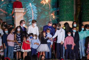 Palacio Nacional enciende su árbol de Navidad El evento marcó el inicio de las actividades navideñas de la casa de Gobierno. Santo Domingo. El presidente Luis Abinader, acompañado de la primera dama Raquel Arbaje, la vicepresidenta Raquel Peña y un grupo de niños y niñas, encendió este martes el árbol y las luces de Navidad en los jardines del Palacio Nacional. En un colorido evento, realizado en la explanada de la Casa de Gobierno, el mandatario destacó la fortaleza, resiliencia, unidad y la fe en Dios del pueblo dominicano. Sostuvo que a pesar de la terrible pandemia, el país está mucho mejor que antes y en el camino de recuperación económica y sanitaria. Asimismo, resaltó la labor del personal de salud en la lucha contra la covid-19 e invitó a los dominicanos y las dominicanas a festejar con moderación en esta Navidad. En tanto, la primera dama afirmó que Manos Dominicanas, un programa de Supérate, facilitó 687 piezas de artesanía para la decoración del Palacio Nacional, confeccionadas con diferentes técnicas y cuyos detalles se pueden apreciar en el árbol de Navidad. Al hablar en el acto, el ministro Administrativo de la Presidencia José Ignacio Paliza, informó que con el inicio de la Navidad también queda el Palacio Nacional queda abierto a la población que tendrá la oportunidad de realizar un recorrido histórico y cultural por sus diferentes áreas. Paliza dio las gracias a los empresarios y familias del sector privado que asumieron los costos de la decoración navideña del Palacio Nacional. La bendición del acto estuvo a cargo del sacerdote Fray Kelvis Acevedo, párroco de la iglesia San Rafael, y del pastor Dio Astacio, enlace con la Iglesia cristiana. Tras el encendido de las luces, se presentó el musical “Navidad mágica en concierto”, producido y dirigido por Luis Marcell Ricart, director del Gran Teatro del Cibao. El pueblo dominicano disfrutó de este despliegue de color, música y talento a través de la transmisión en vivo en el Canal 4 y de las redes sociales de Presidencia y de la primera dama.