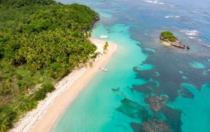 El municipio costero aún conserva ese cautivador ambiente de un pueblo pesquero en donde el ritmo del día gira al compás de la subsistencia dentro de la abundancia natural, ideal para los viajeros amantes del ecoturismo. A ello en poco tiempo se sumará el turismo de playa y sus lujosos resorts que podrían acabar con ese sentimiento de estar en medio de la nada y sumarle una propuesta mucho más exclusiva. Eso sin perder el atractivo de esa inmensa bahía, la cual por las noches parece querer ocultar los atractivos dentro del llano costero. Y por el día descubre con toda su magnificencia los paisajes indescriptibles de playas como Bahía Costa Esmeralda, Arena Blanca, Las Cañitas, Playa Arriba o la ‘Media Luna’. Esta última es una piscina natural en el mar, conformada por bancos de arena, adoquinados por los arrecifes de corales y la arena blanca que bordea República Dominicana. Las Lagunas Limón y Redonda no son menos cautivadoras. Ambas formar parte del Parque Nacional Saltos de la Jalda. La primera de ellas es un enigmático cuerpo de agua dulce de 7 kilómetros cuadrados, mientras la segunda es una reserva de agua salada, un poco más pequeña, conectada directamente con el mar. De esta forma, Miches esconde secretos que están a punto de revelarse frente a ojos de los turistas internacionales en República Dominicana.