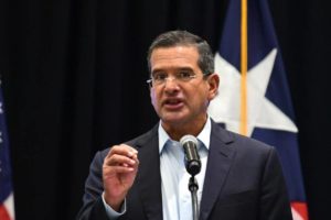 El gobernador de Puerto Rico, Pedro Pierluisi, y el secretario de Estado local, Omar J. Marrero, viajarán este miércoles a la República Dominicana en su primera misión de desarrollo comercial, para fortalecer los vínculos comerciales y de inversión entre ambas tierras caribeñas. Según dijo Marrero en un comunicado de prensa, entre los compromisos de Pierluisi bajo su administración, “está impulsar el intercambio económico, comercial y empresarial entre Puerto Rico y la República Dominicana con el fin de establecer una agenda de futuro” y para el desarrollo socioeconómico de la isla. “Reforzaremos los lazos que nos unen, estrechando esfuerzos para trabajar en la búsqueda de objetivos comunes y enfrentar los retos de las nuevas realidades económicas”, dijo Marrero. Marrero agregó que su agenda en República Dominicana incluirá un encuentro con el presidente dominicano, Luis Abidaner, así como visitas protocolares al canciller Roberto Álvarez, el director de Inmigración de la República Dominicana, la Comisión Mixta de Puerto Rico y República Dominicana, entre otros. Otra parte de la agenda incluirá intercambios con una delegación de 20 empresas puertorriqueñas de diversos sectores económicos, liderada por el secretario del Departamento de Desarrollo Económico y Comercio, Manuel Cidre. Marrero puntualizó que esta iniciativa es una unión estratégica y estarán abiertos a escuchar propuestas, ideas y necesidades para lograr iniciativas y proyectos, que redunden en beneficio para Puerto Rico y República Dominicana.