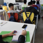 Ministerio de Educación propone normativa evite uso celulares en escuelas de RD