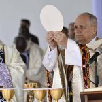 El papa dice que hay «pan para todos» si no se «acapara», en misa multitudinaria en Duala